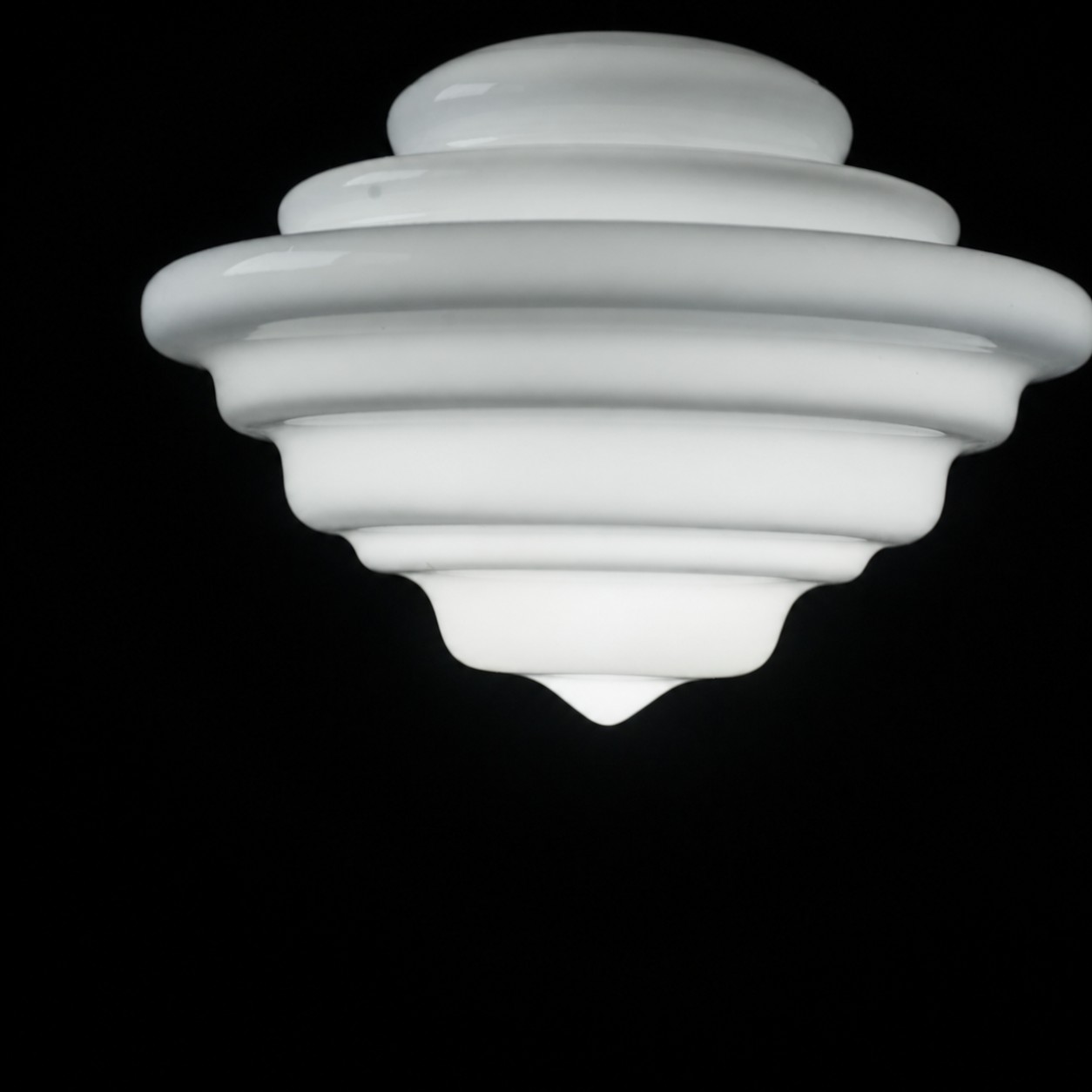Detail van de kap van een witte glazen hanglamp