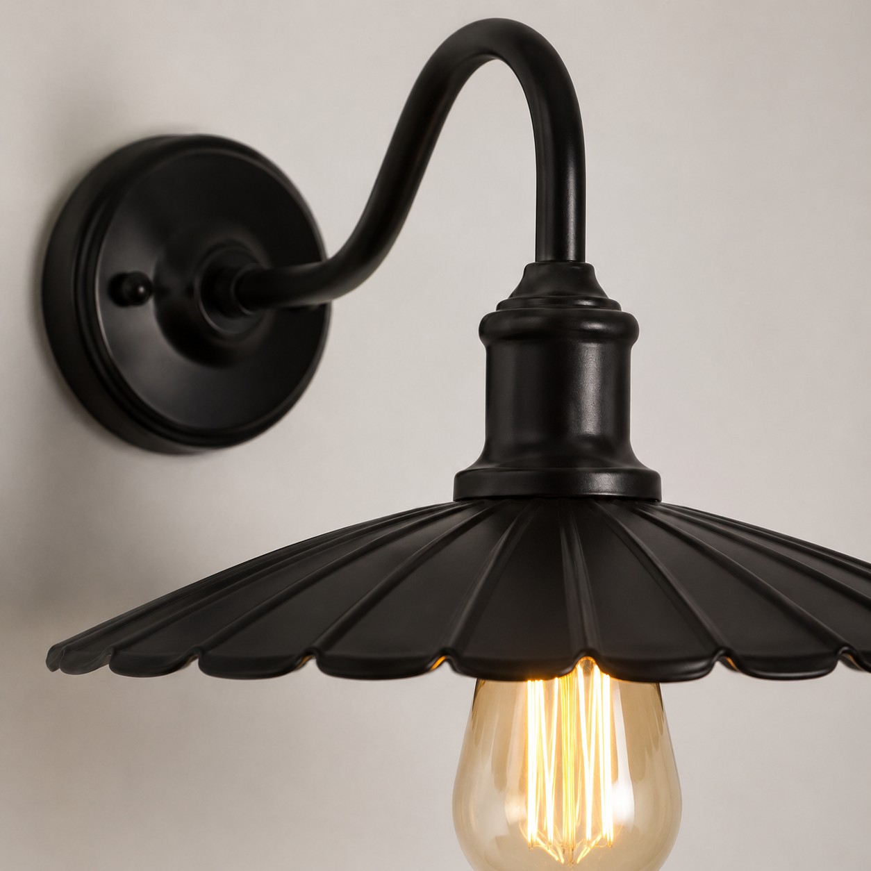 Svart vägglampa med skärm och armdetaljer