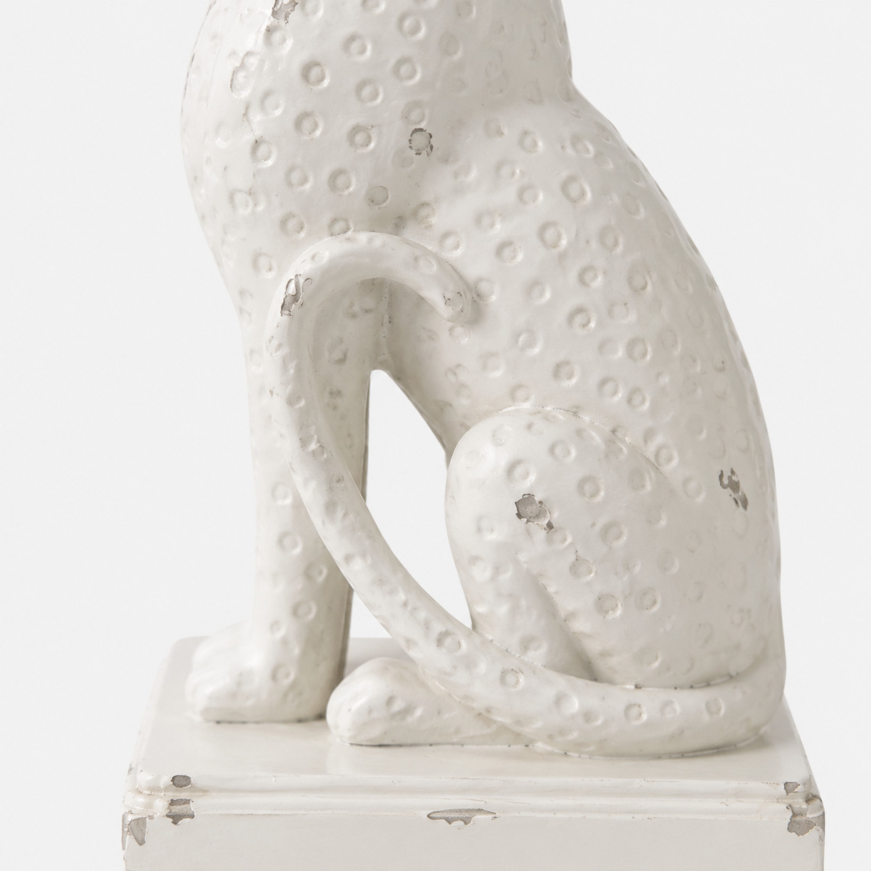 Primer plano de la textura elevada de resina en el sujetalibros de leopardo
