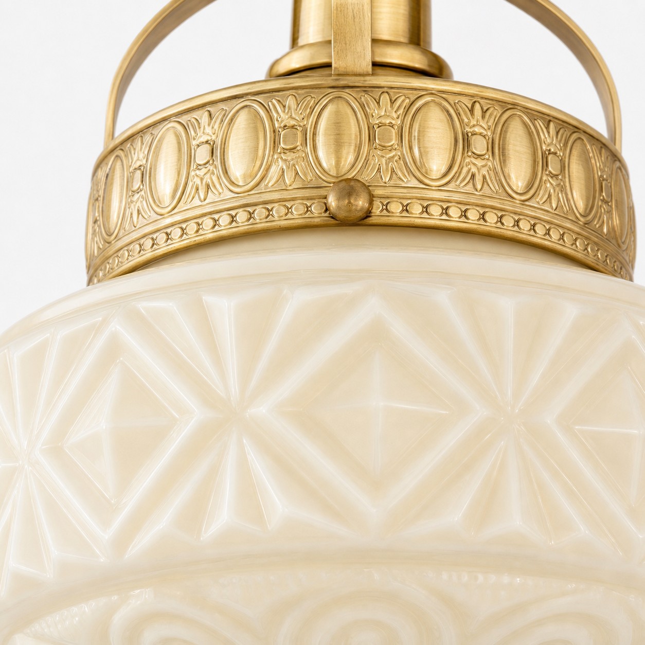 Detalj av pressad glasstruktur på präglad glastaklampa