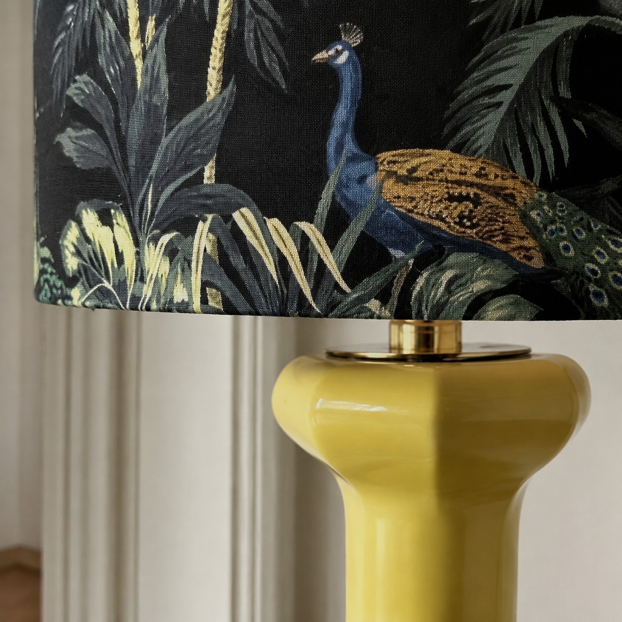 Pfauenschirm und Keramikhalsdetail