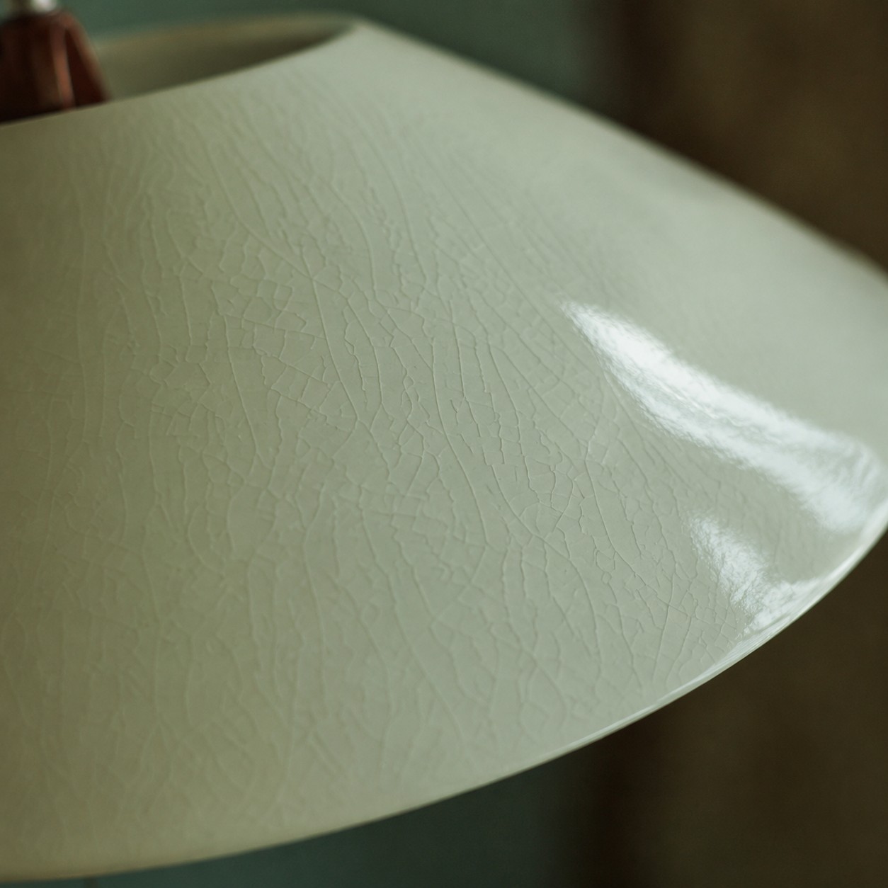 Crackle-glaze ceramic shade texture
