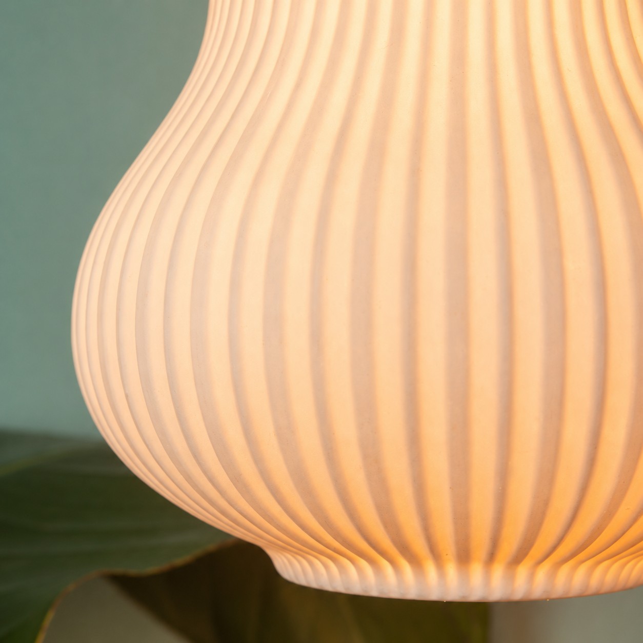 Ribbed ceramic shade detail
