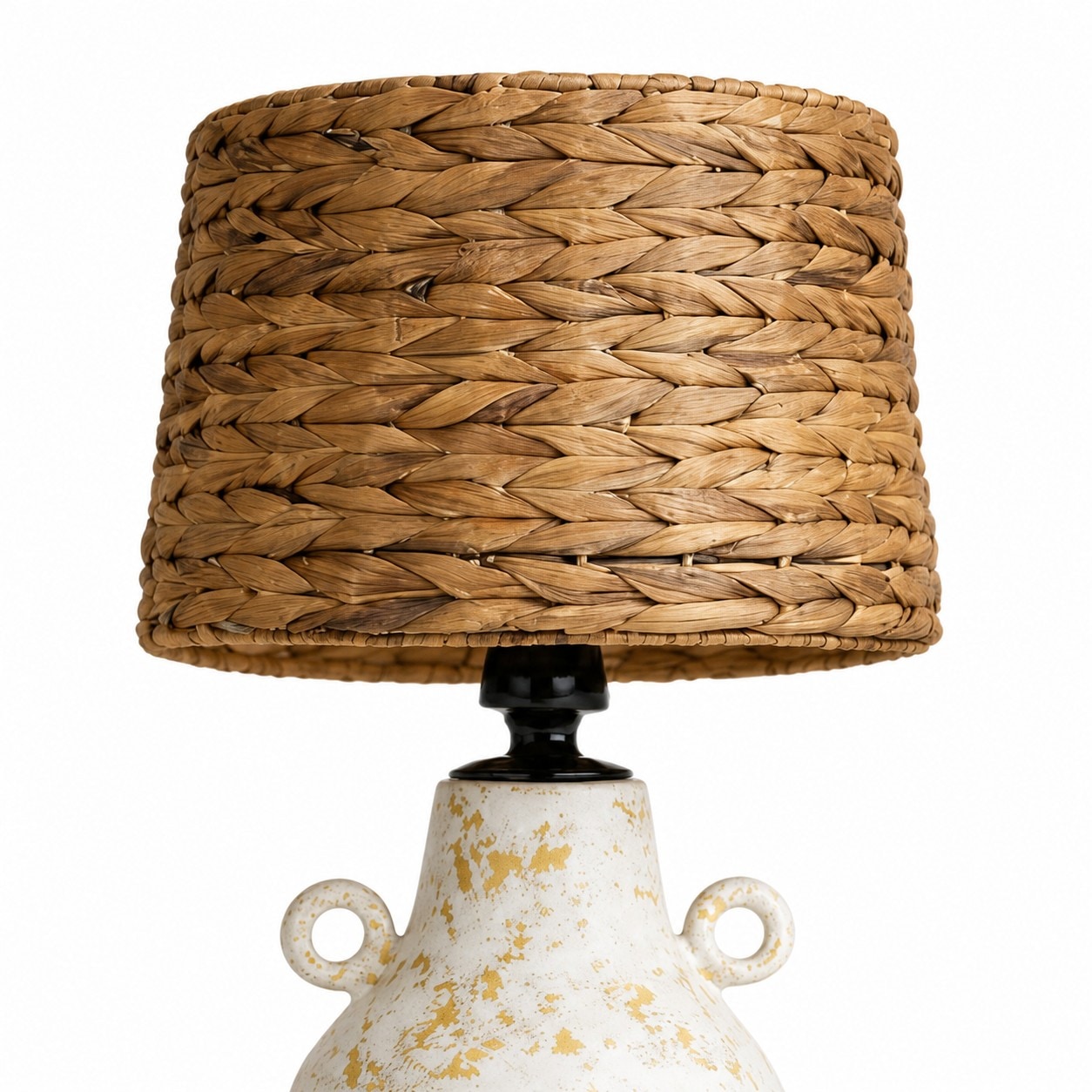 Närbild av vävd skärm och svart bordslampa med knapp