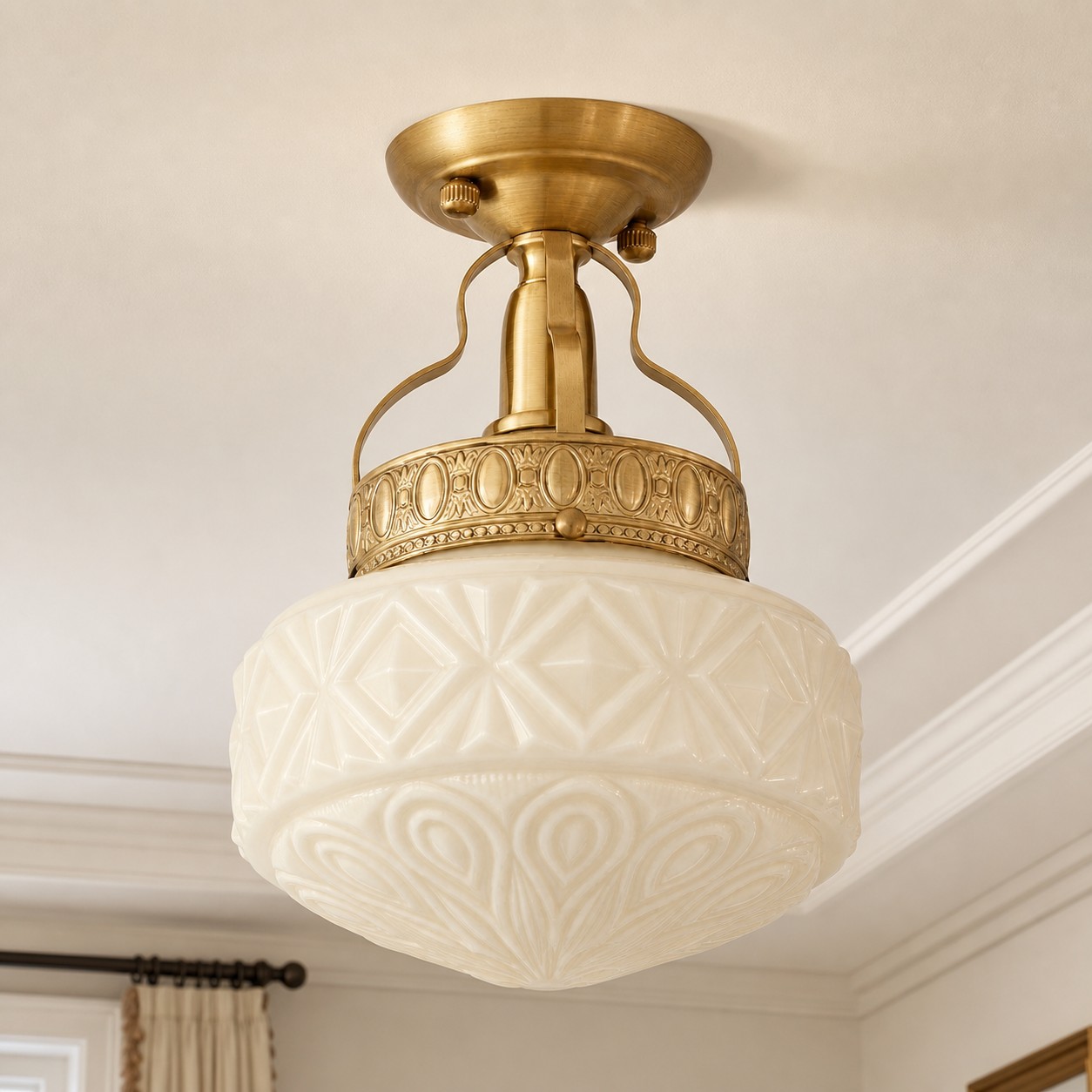 Beige präglad glastaklampa i ett mjukt möblerat rum