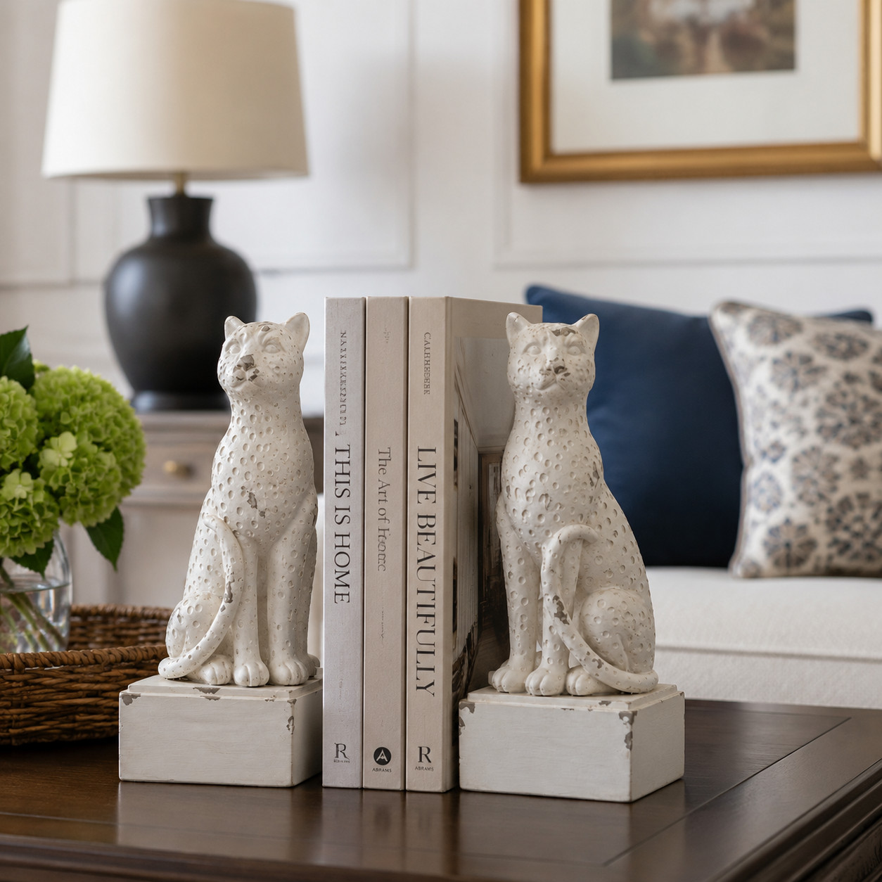 Sujetalibros de leopardo blanco combinados con libros sobre una mesa