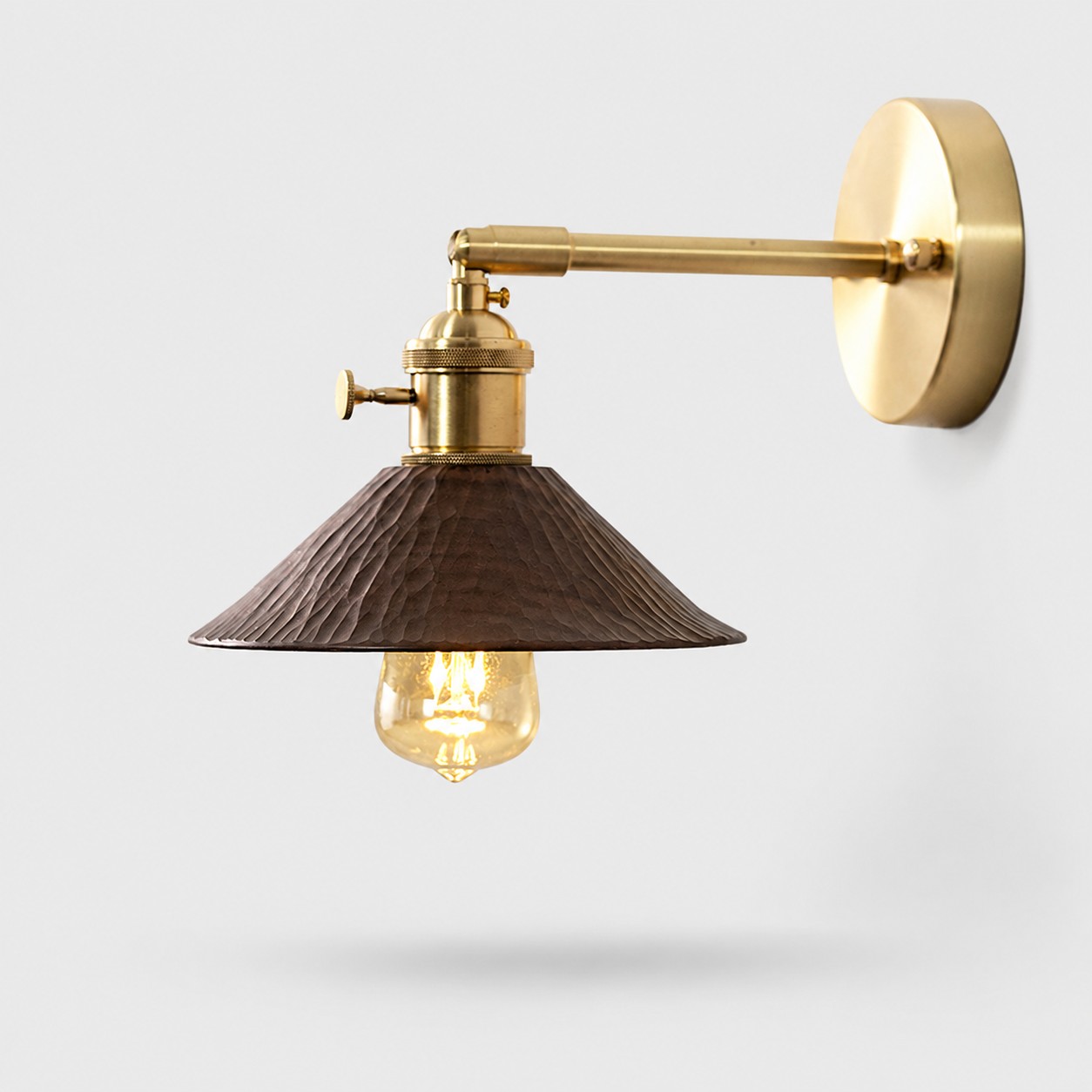 Vägglampa i gyllene trä och mässing