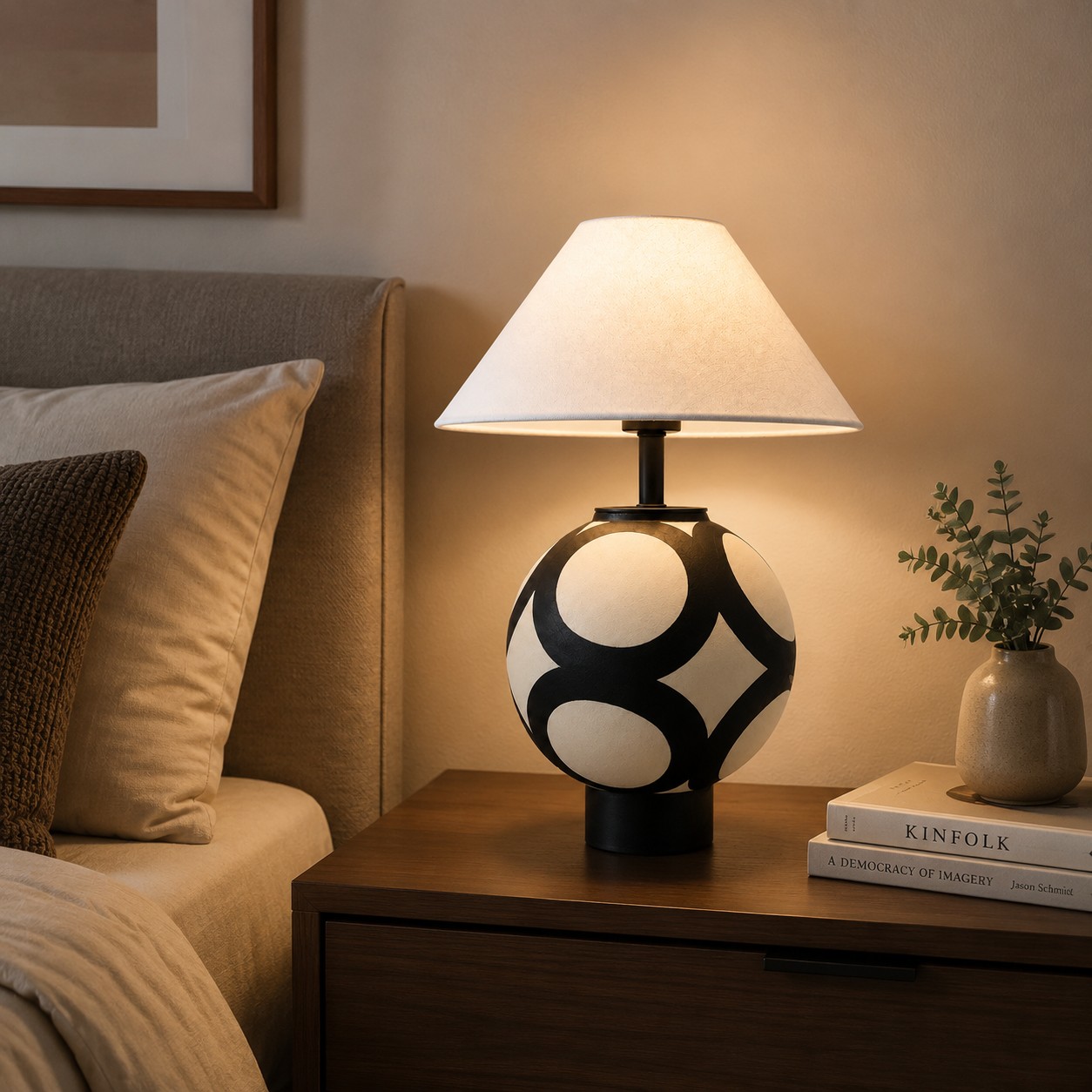 Lámpara de mesa con globo de cerámica junto a la cama