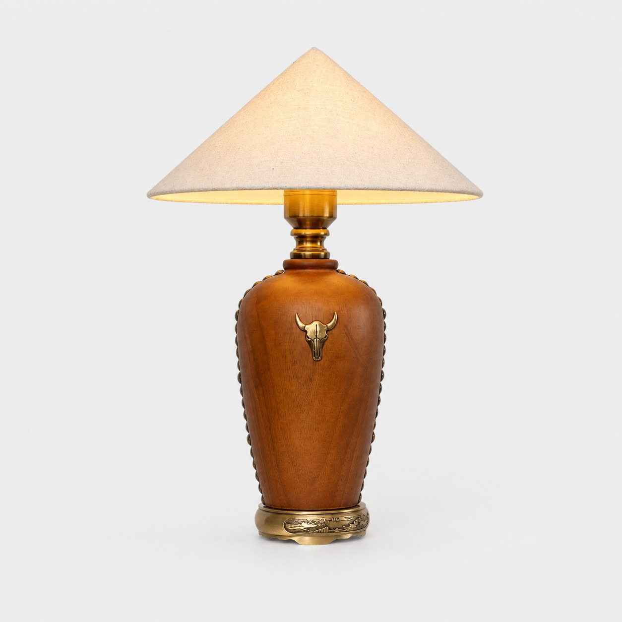 Tischlampe aus Holz mit cremefarbenem Schirm