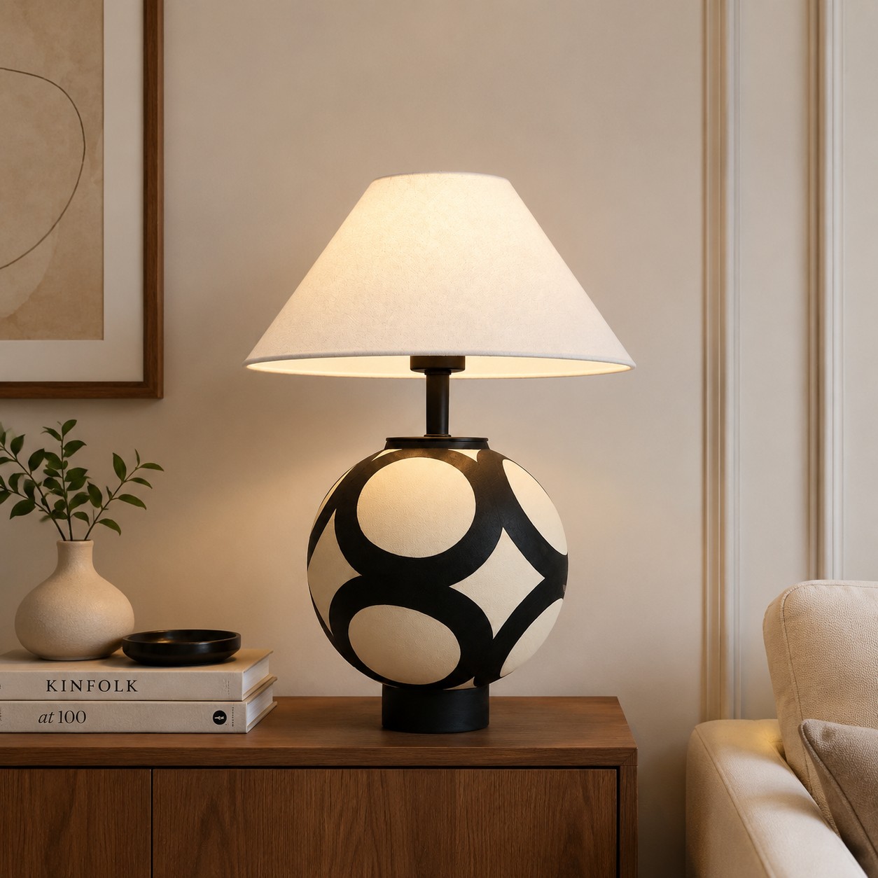 Lámpara de mesa con globo de cerámica sobre una mesa consola