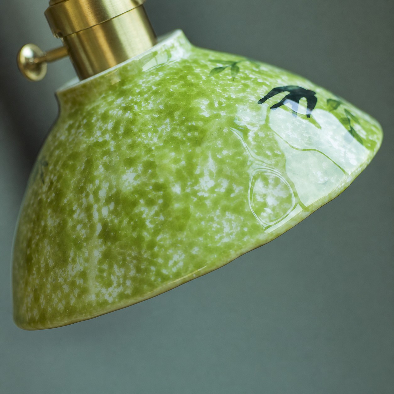 Green glazed ceramic surface and Shallow Dome rim detail