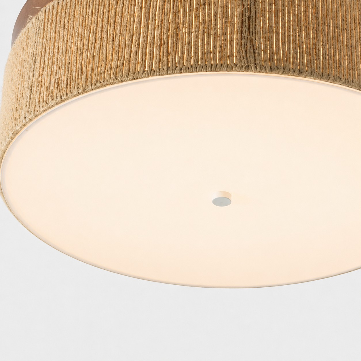 Närbild av den mjukt diffusa LED-lampan inramad av handflätat rep