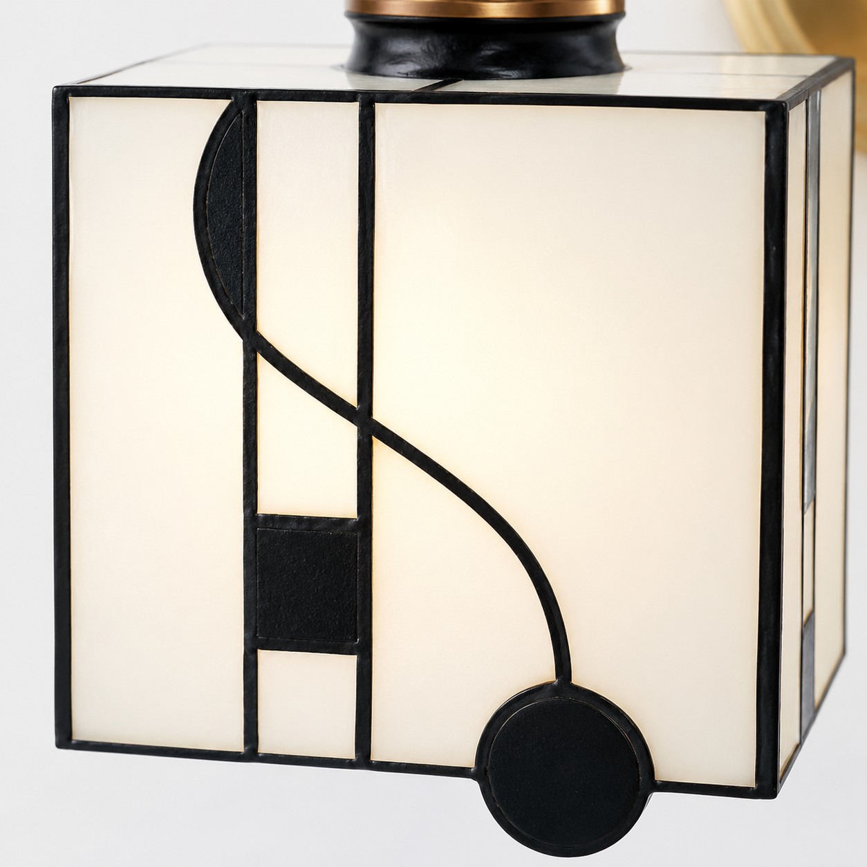 Detalj av vägglampa i glas med musiknoter