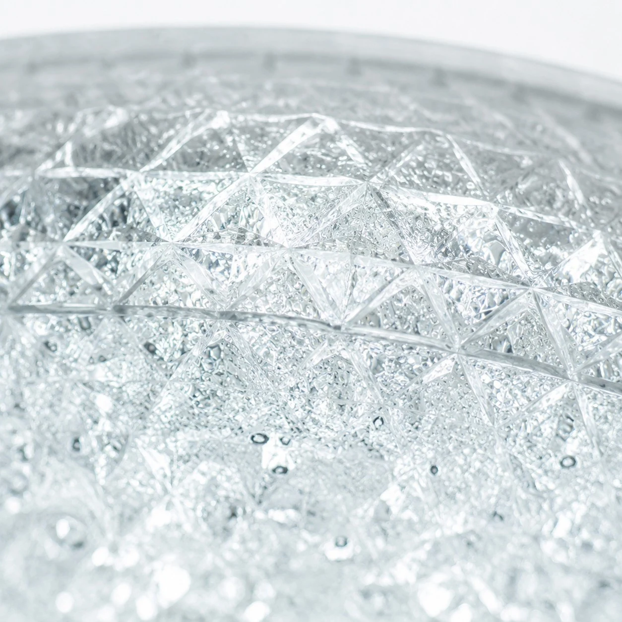 Modern taklampa i slipat glas