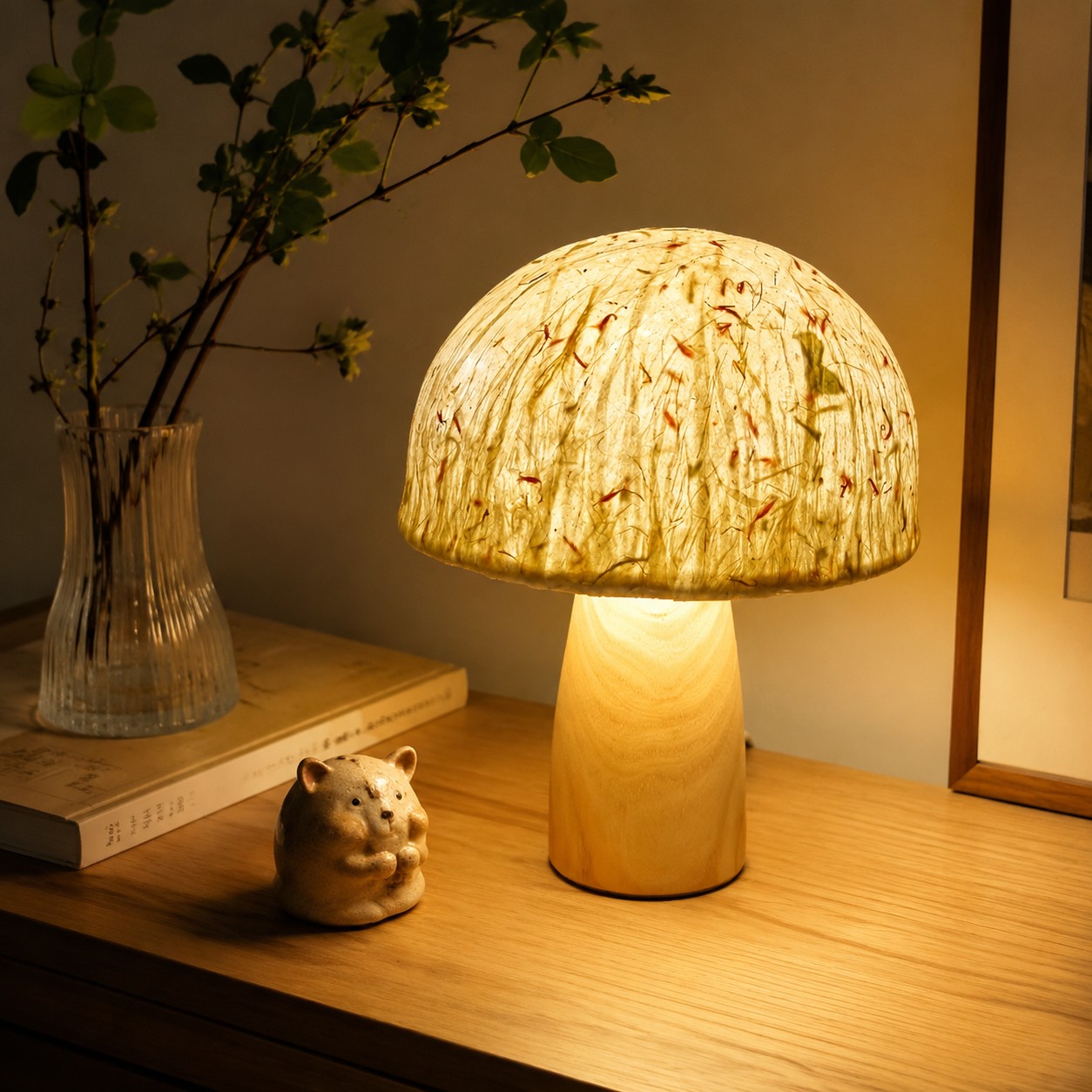 Lámpara de mesa con forma de hongo iluminando una mesa consola.