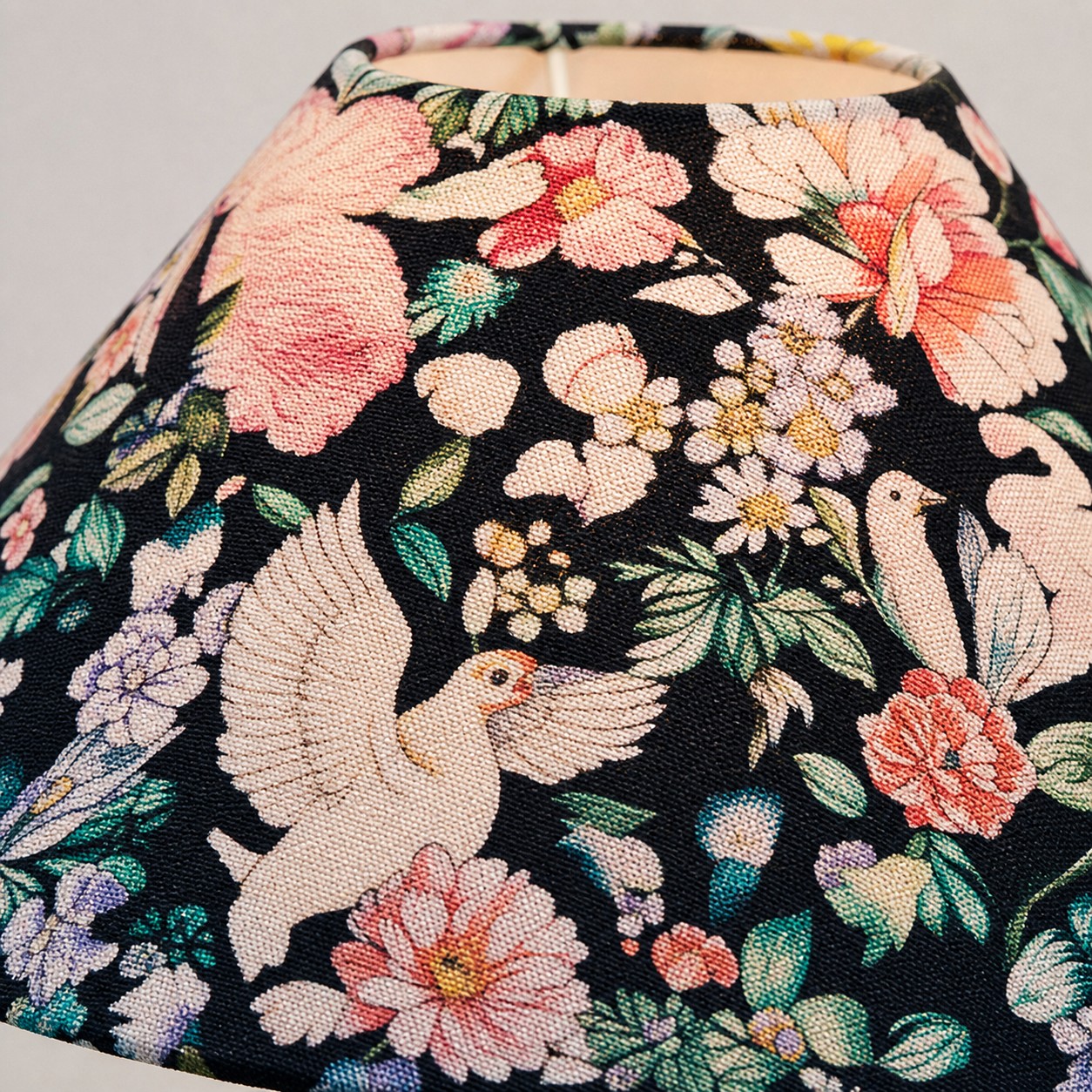 Stofftextur mit botanischem Vogelmuster