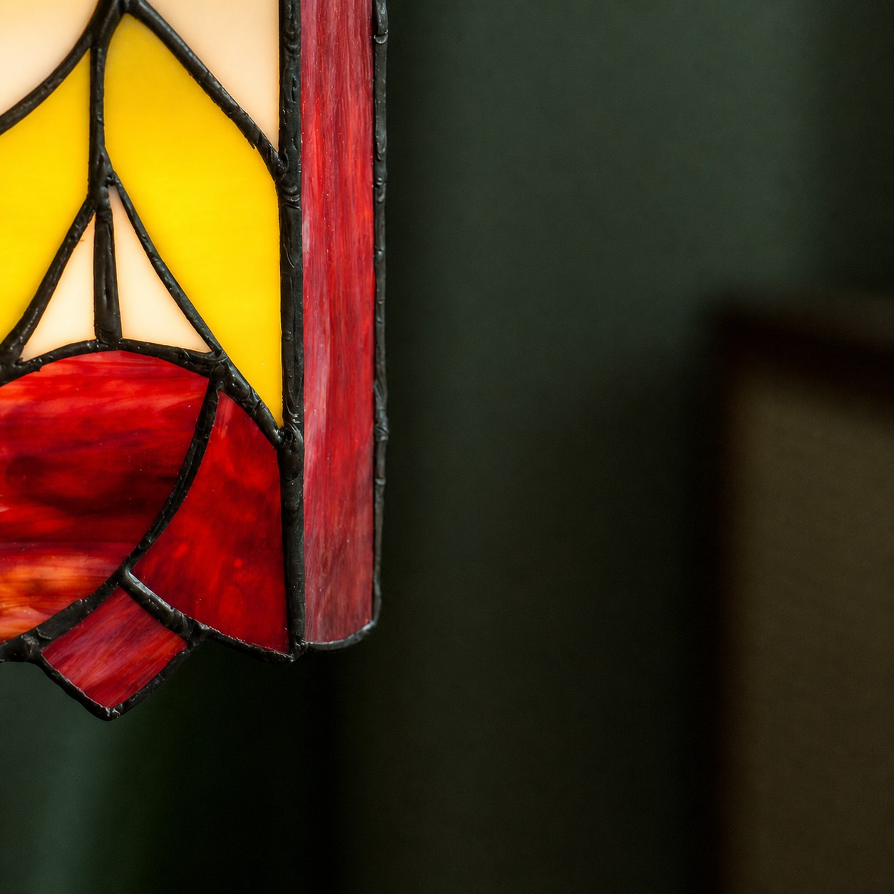 Vue rapprochée du verre coloré et des lignes de jonction foncées