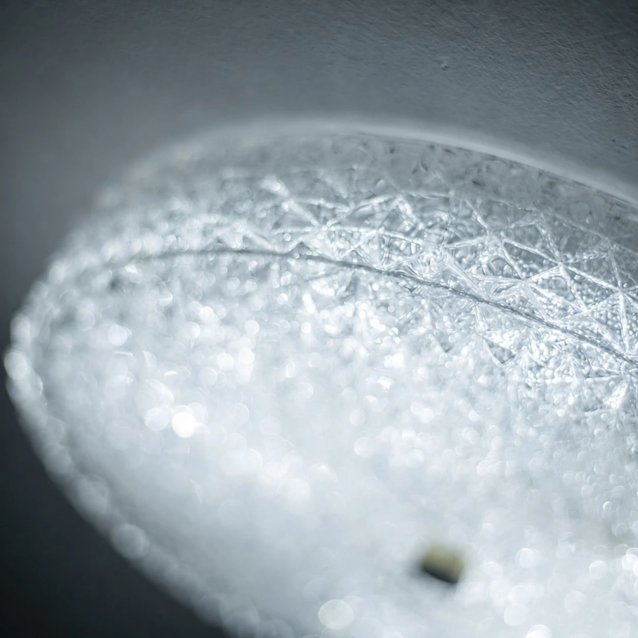 Modern taklampa i slipat glas