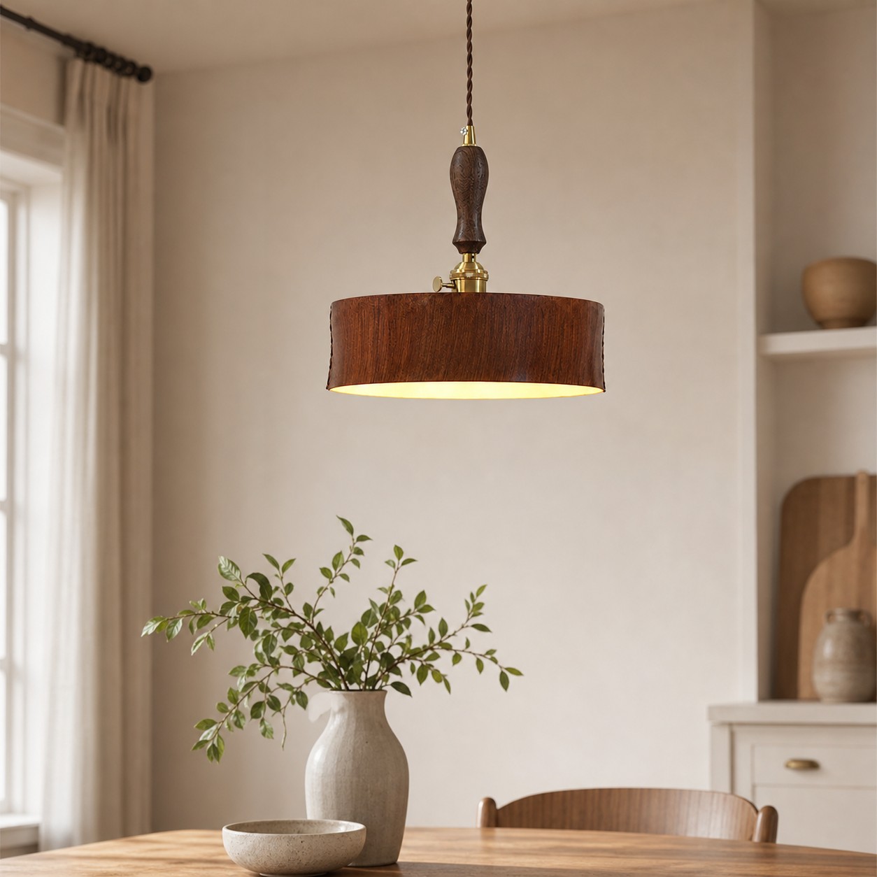 Lámpara colgante de cuero marrón vintage instalada sobre un tranquilo rincón de comedor