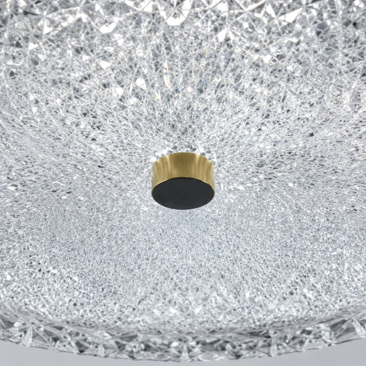 Modern taklampa i slipat glas