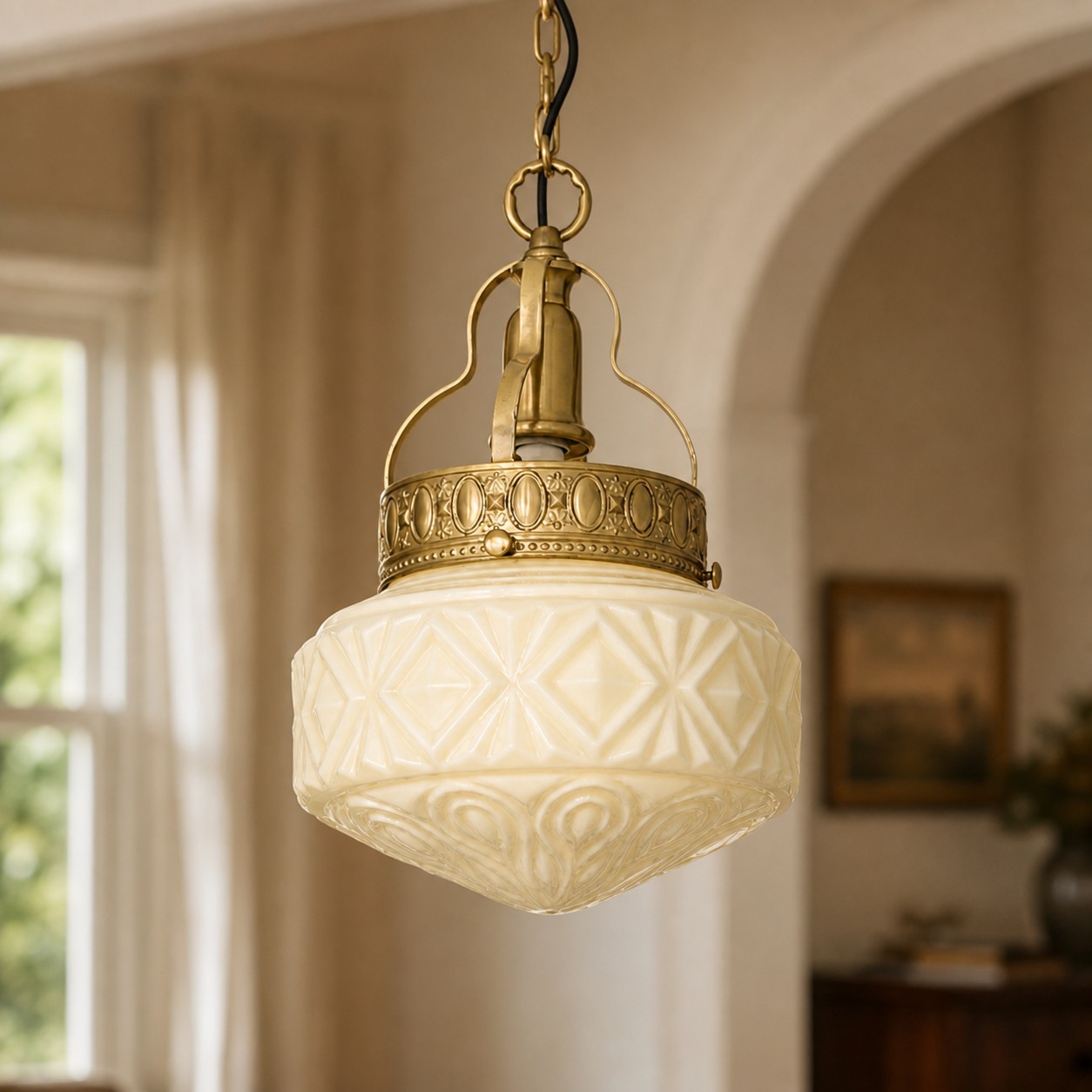 Suspension en verre beige dans un intérieur classique et chaleureux