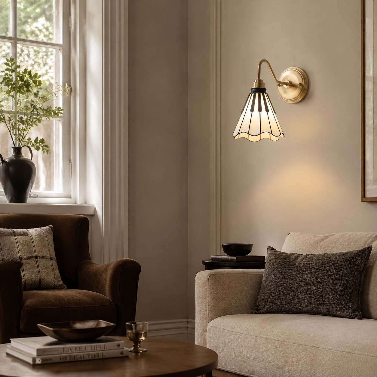 Piano vägglampa installerad i ett vardagsrum