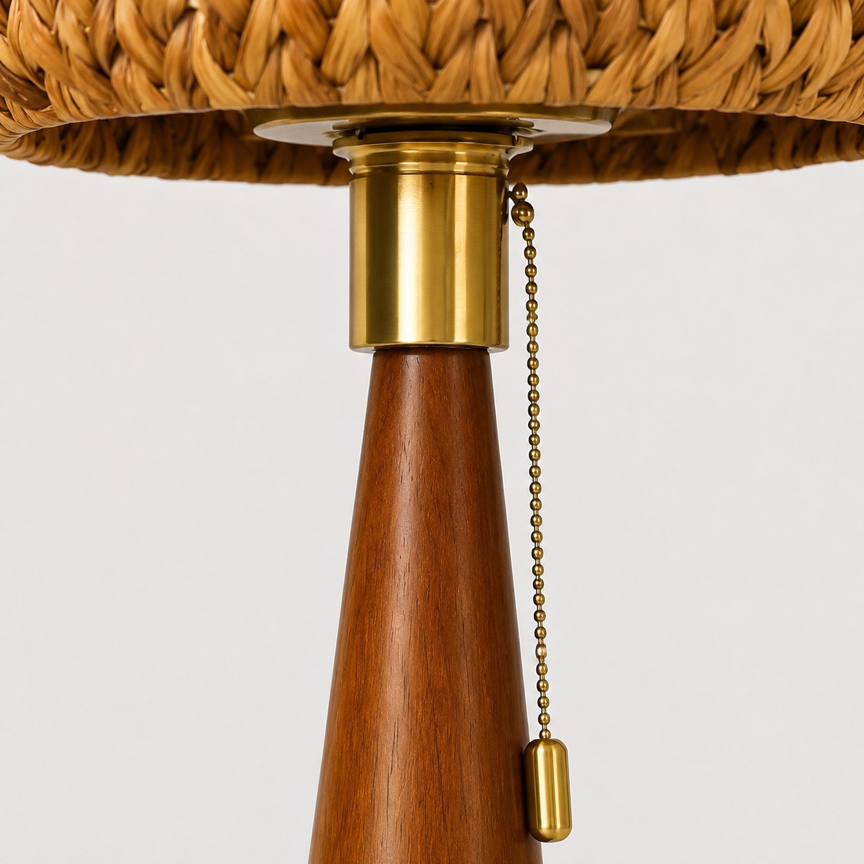 Detaljvy av lampskärmens kant och sockelområde