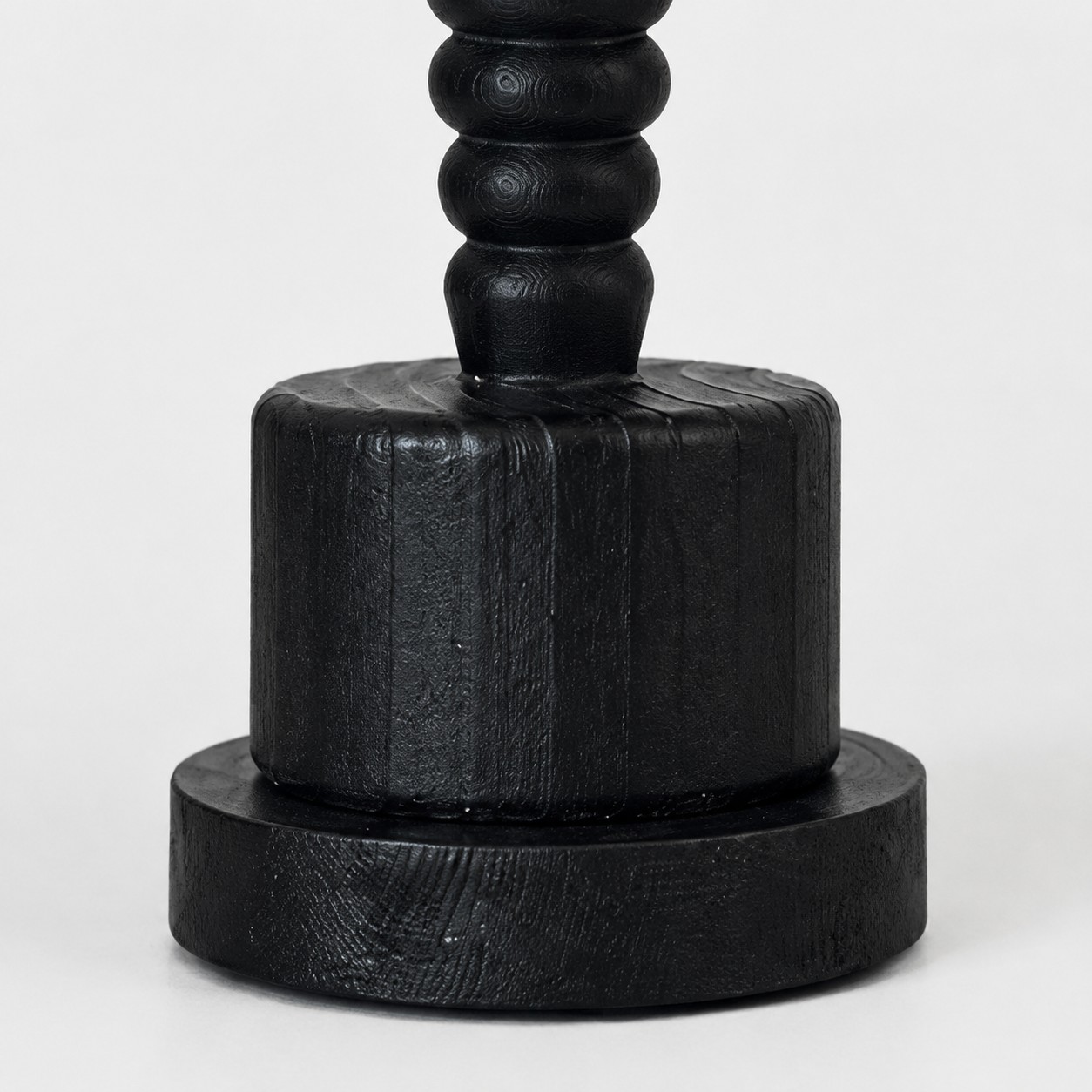 détail de la base en bois noir