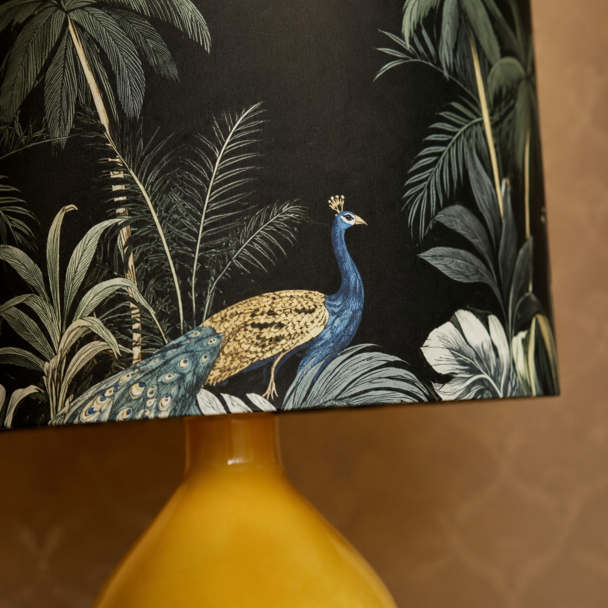 Detail des Stoffschirms mit Pfauenmotiv und botanischem Muster