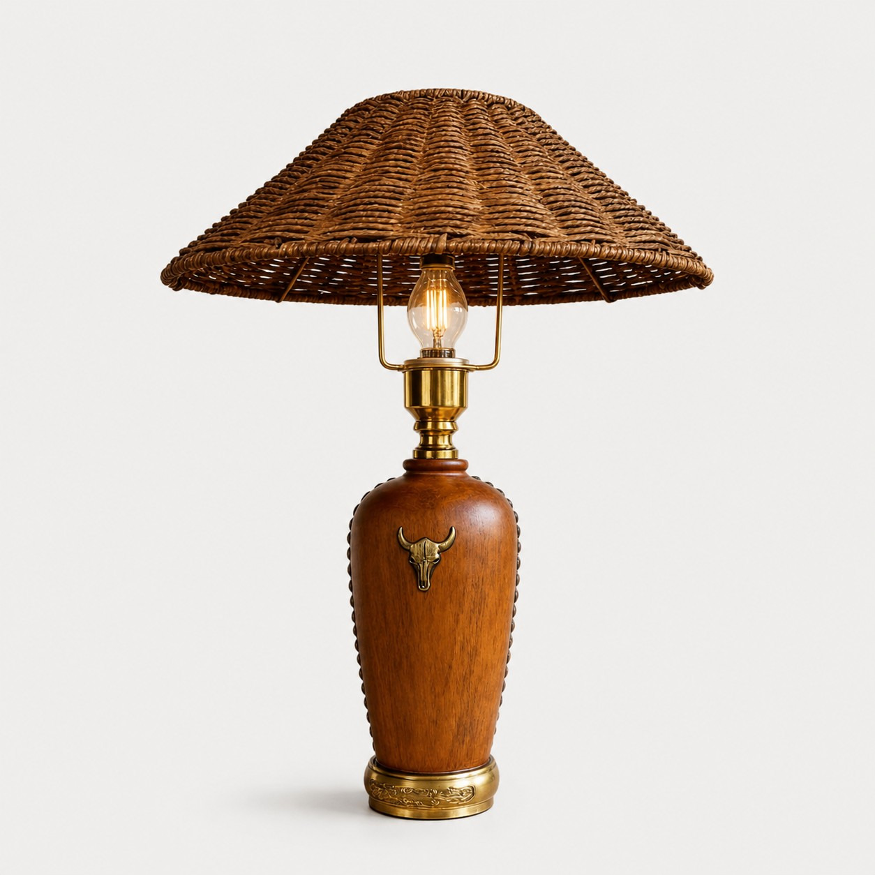 Tischlampe aus Holz mit kamelbraunem Schirm