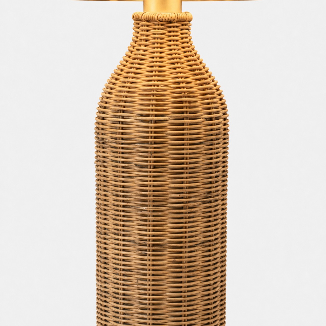 Details aus geflochtenem Rattanhals und Metalllampenfassung