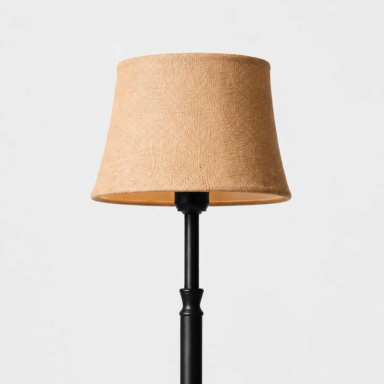 Gros plan sur la texture et la finition du bord d'un abat-jour en tissu tissé pour lampadaire