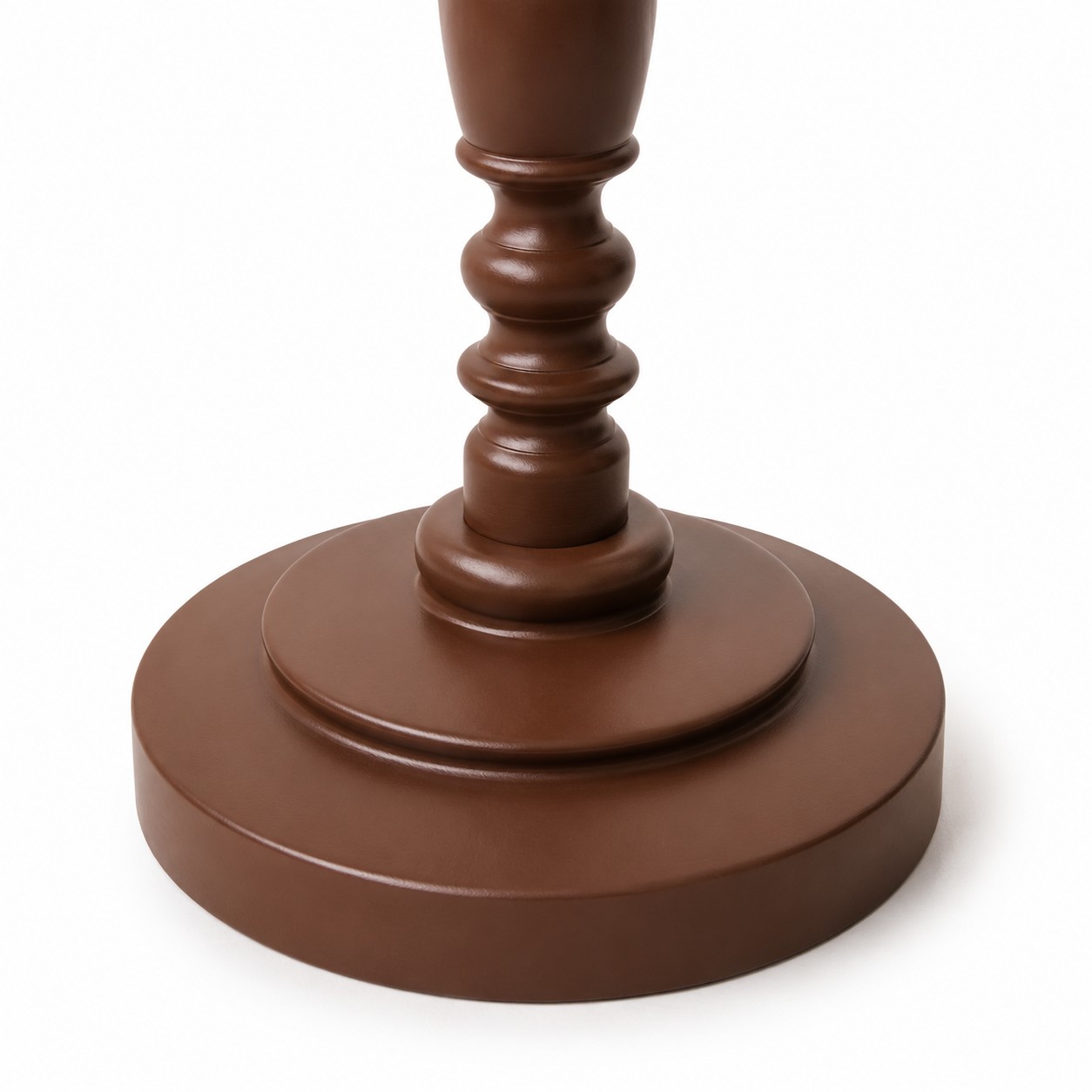Afgeronde houten voet van de vintage vloerlamp met stoffen kap.