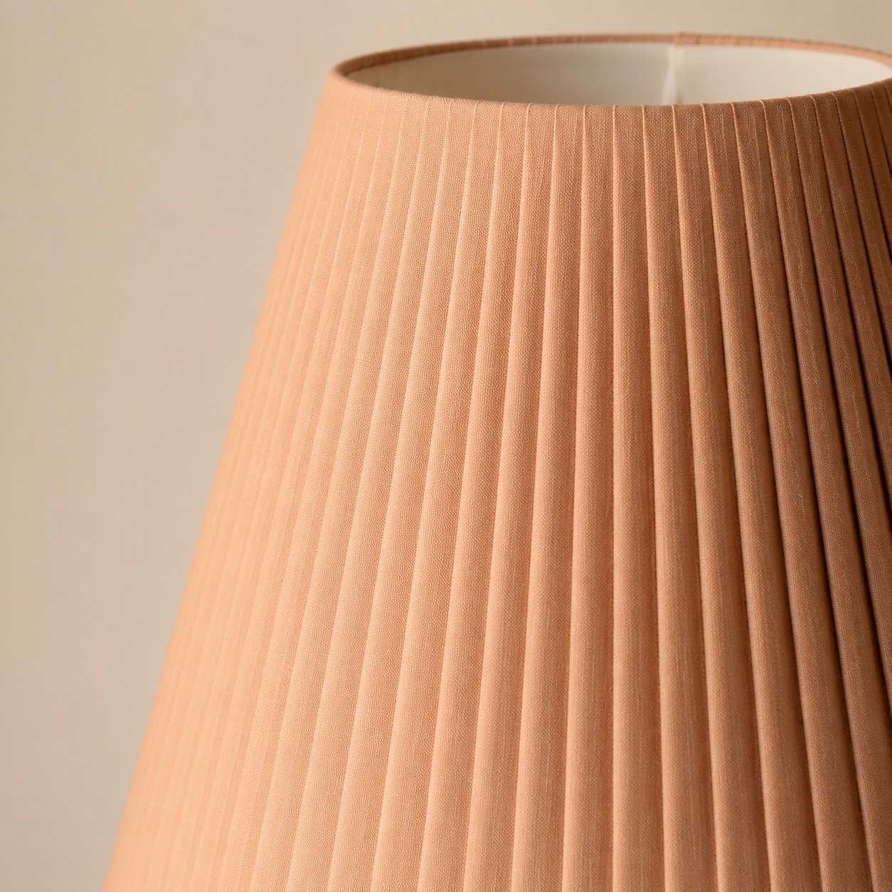 Details van een staande lamp met stoffen kap en massief houten details