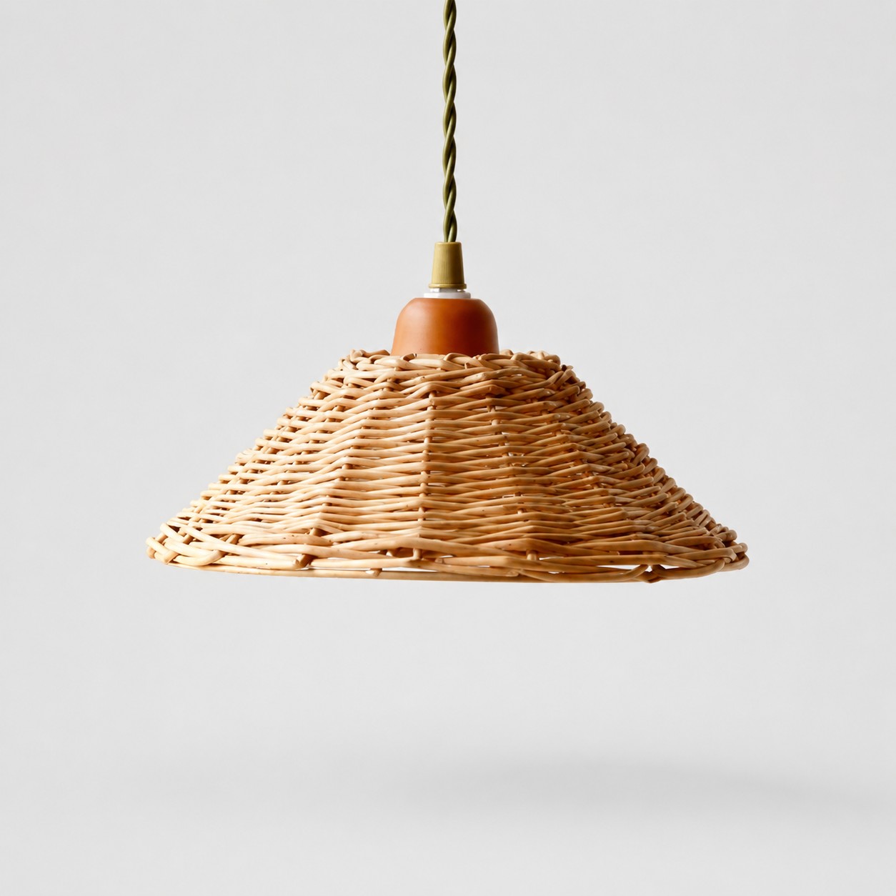 Petite suspension en rotin naturel tressé sur fond clair