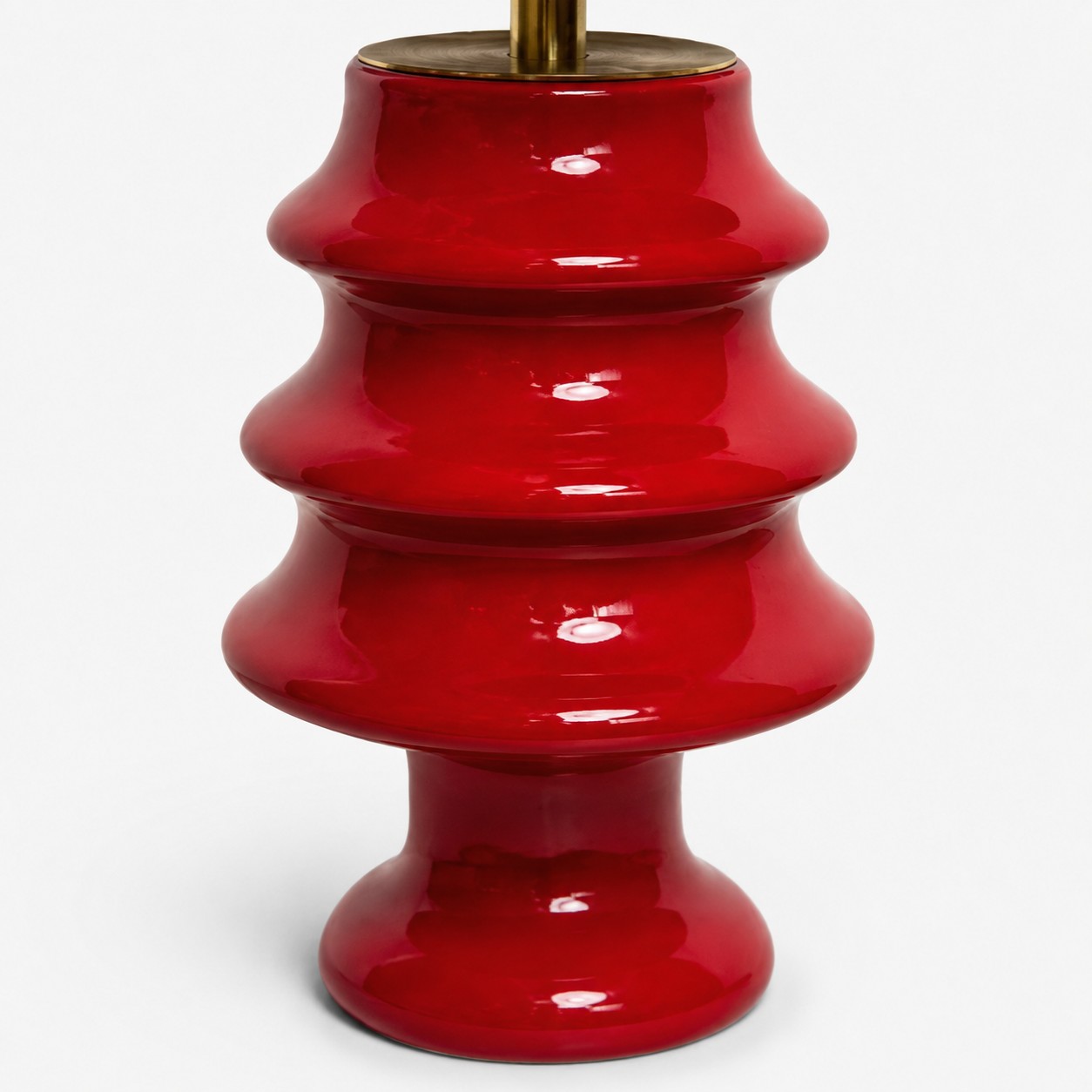 Tischlampe aus besticktem Stoff und skulpturaler Keramik