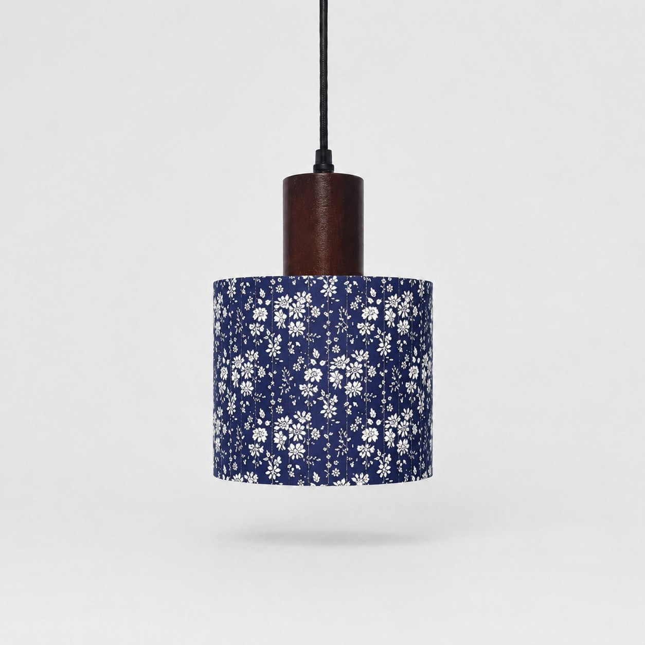 Blue Floral Pattern - 16 cm / 6.3 in - Wood Tone