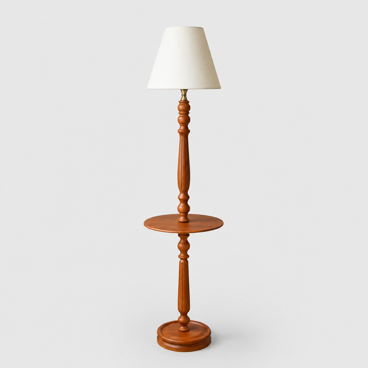 Klassieke ivoorkleurige lampenkap met bijzettafel