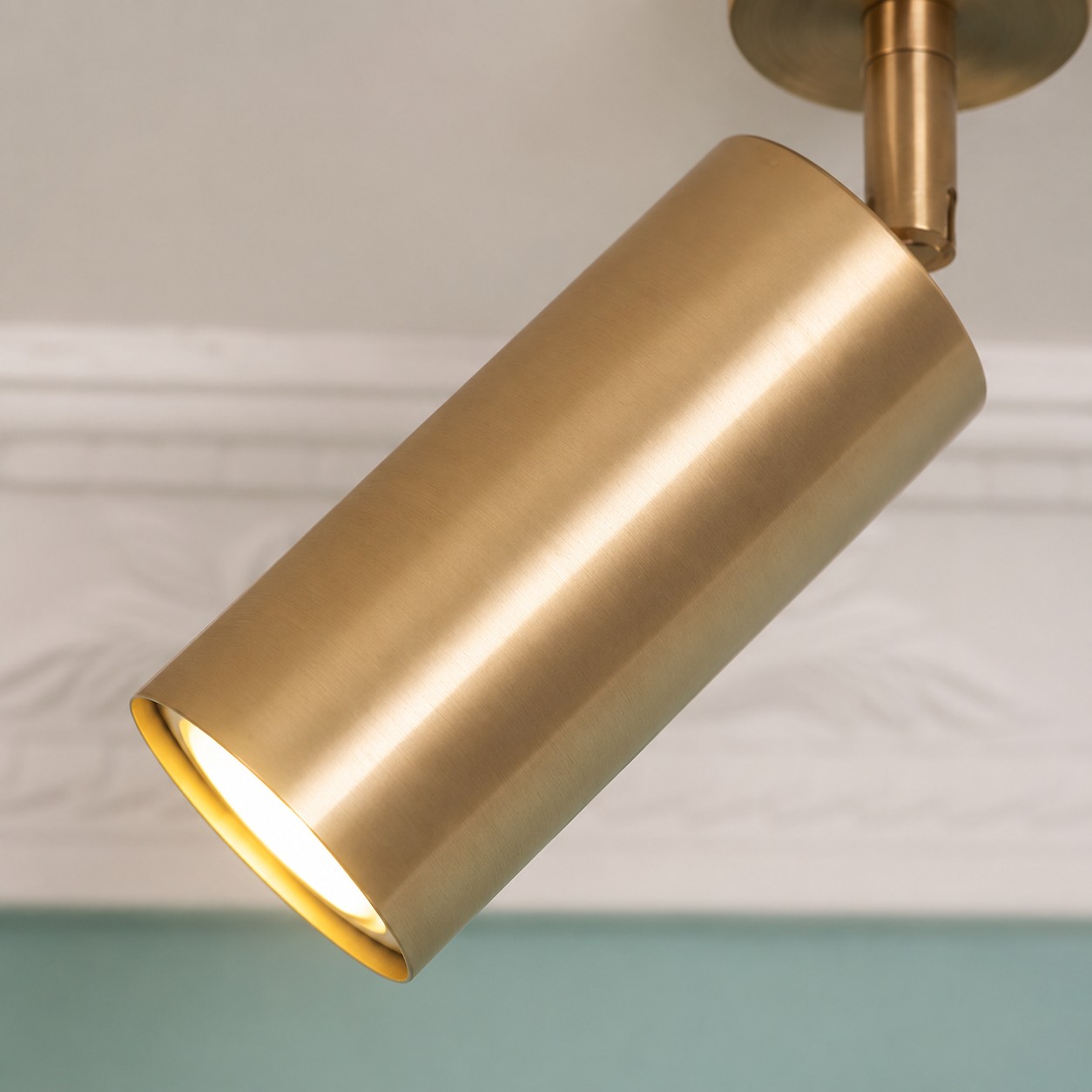 Detalj av cylindrisk spotlightskärm i borstad mässing