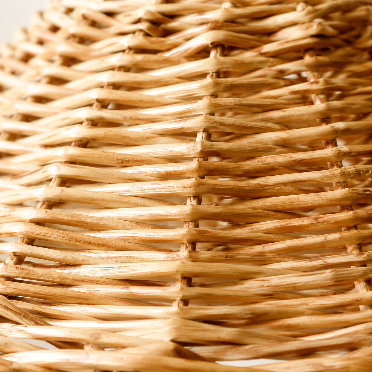 Gros plan sur la texture du rotin tressé à la main