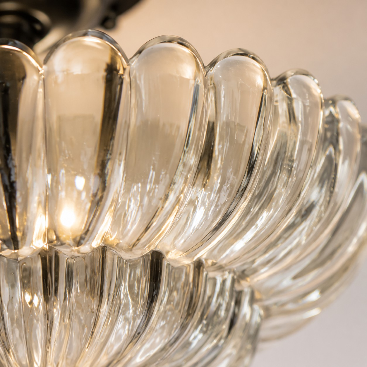 Närbild av den skiktade, räfflade glasskärmen