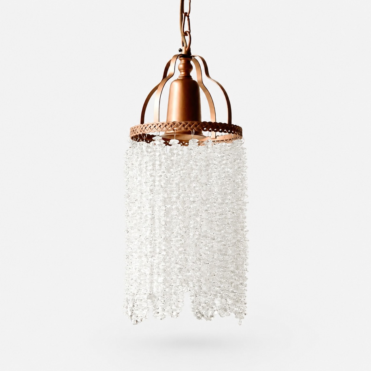 Piccolo lampadario vintage a sospensione con frange di cristallo.