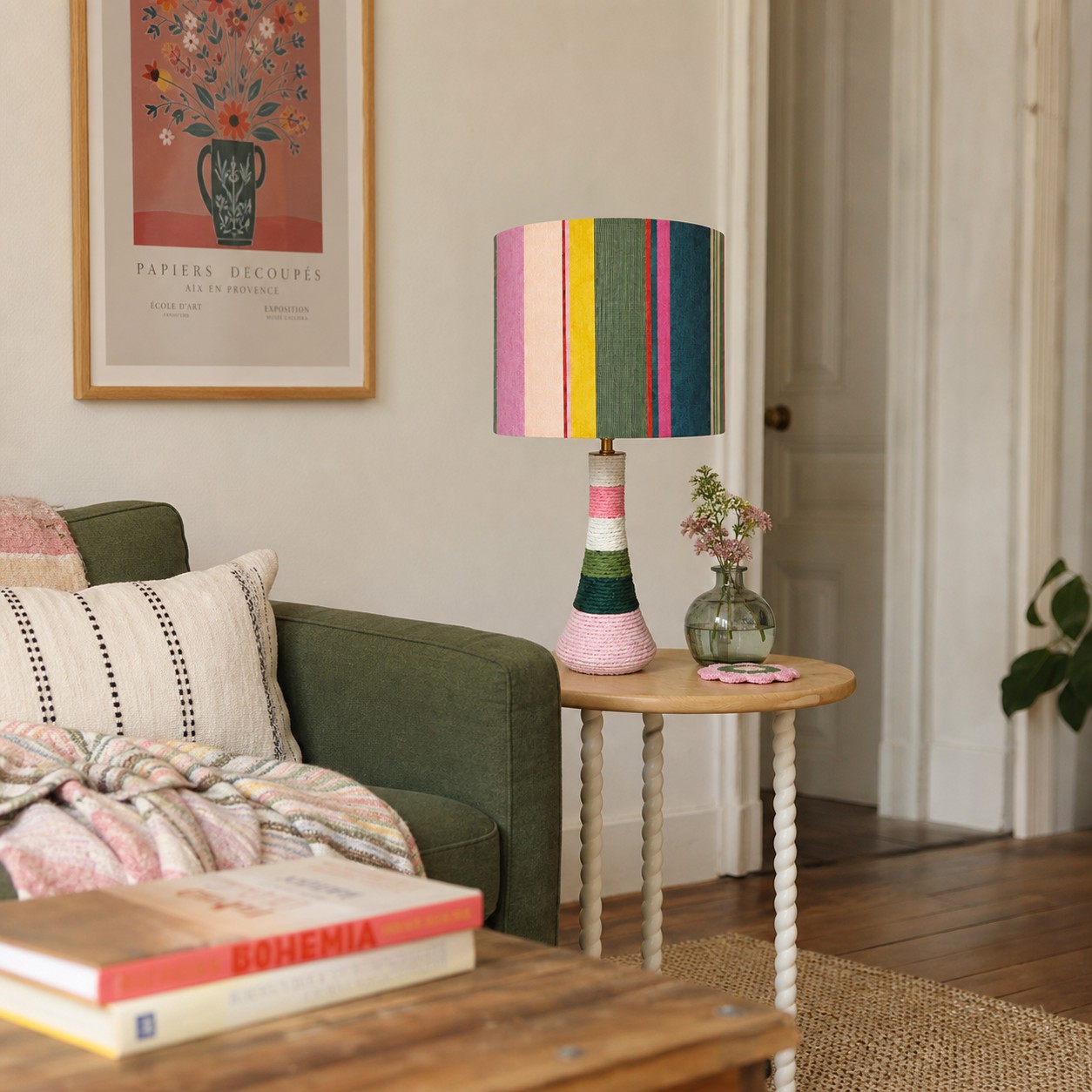 Lampe de table rayée colorée posée sur une table d’appoint dans un salon