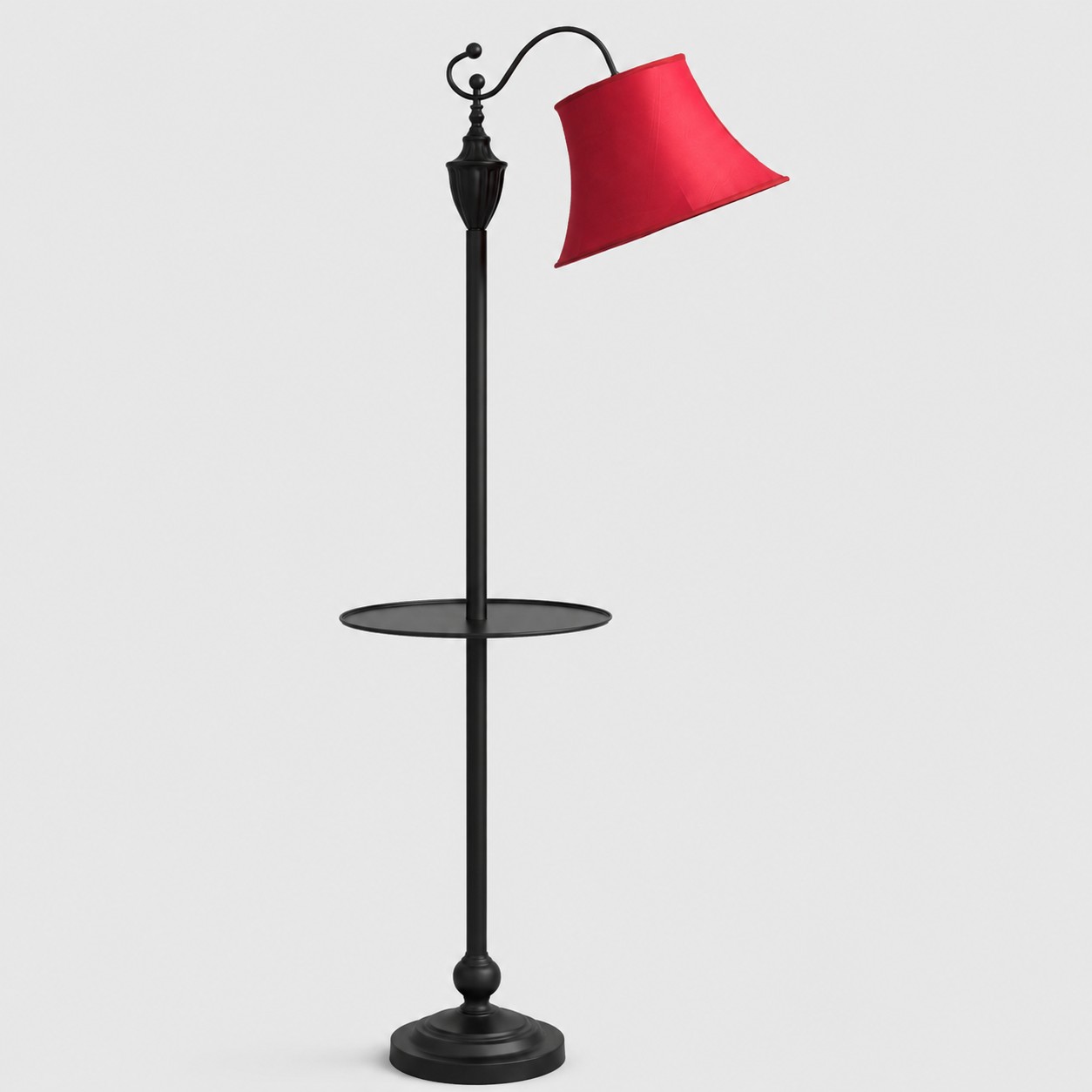 Vue complète d'un lampadaire vintage noir arqué avec abat-jour en tissu bordeaux et table d'appoint ronde