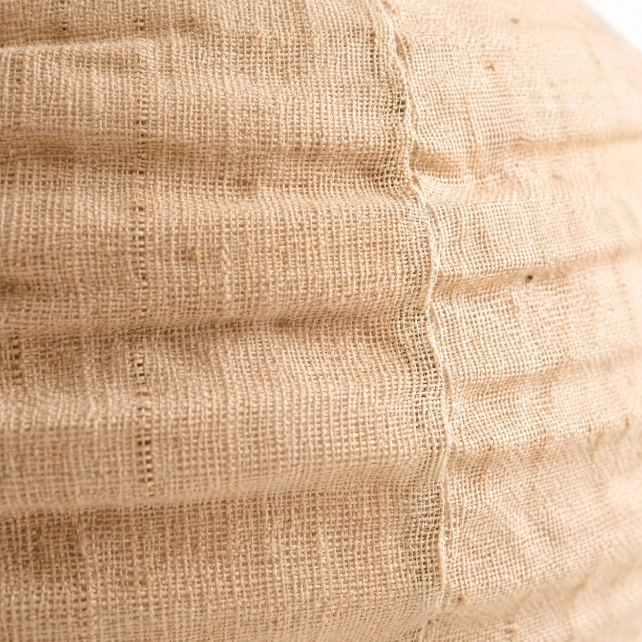 Gros plan sur le tissage de l’abat-jour en coton-lin et les coutures