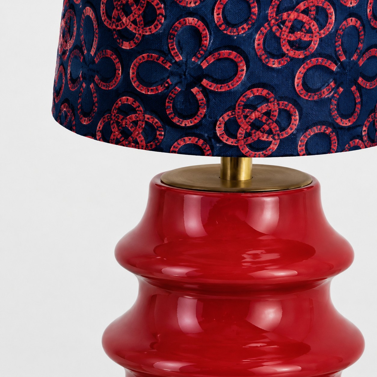 Tischlampe aus besticktem Stoff und skulpturaler Keramik