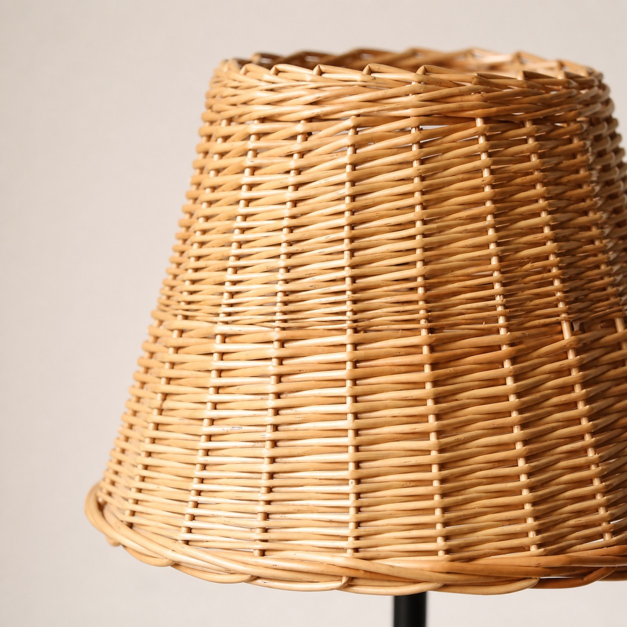 Detailweergave van de textuur van een handgeweven rotan lampenkap.