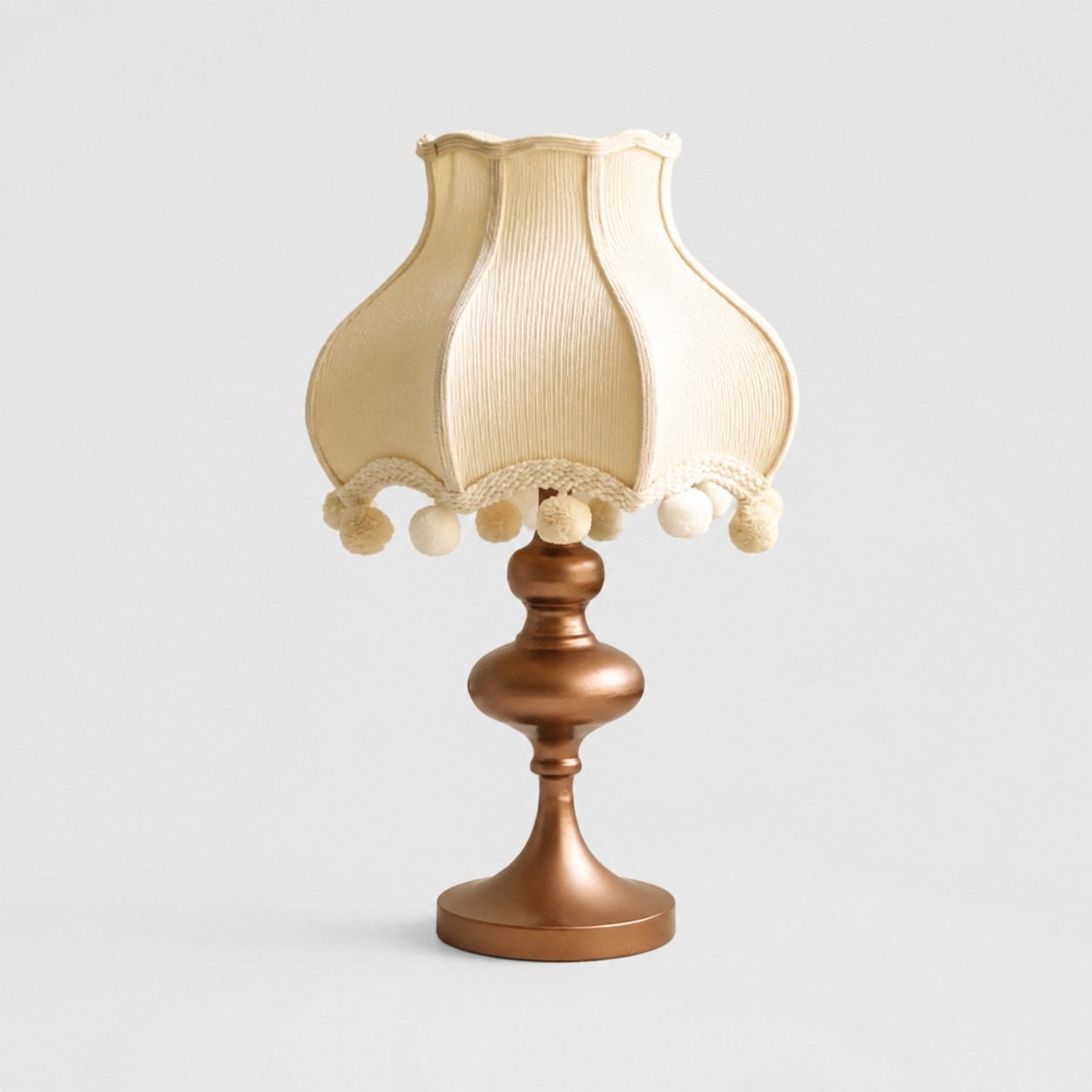Ivory pom-pom trim / Button switch / Coffee brown base