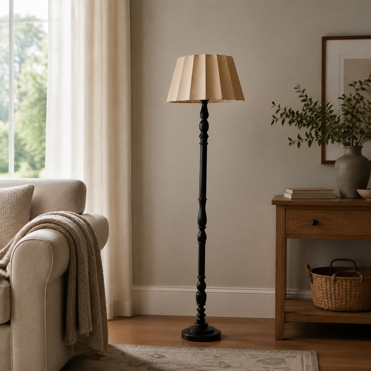 Vintage staande lamp met stoffen kap naast een bank in een hoek van de woonkamer.