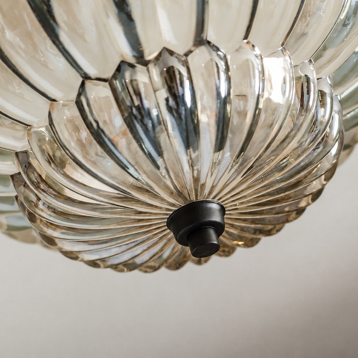 Nedre glasskål och mörk finialdetalj